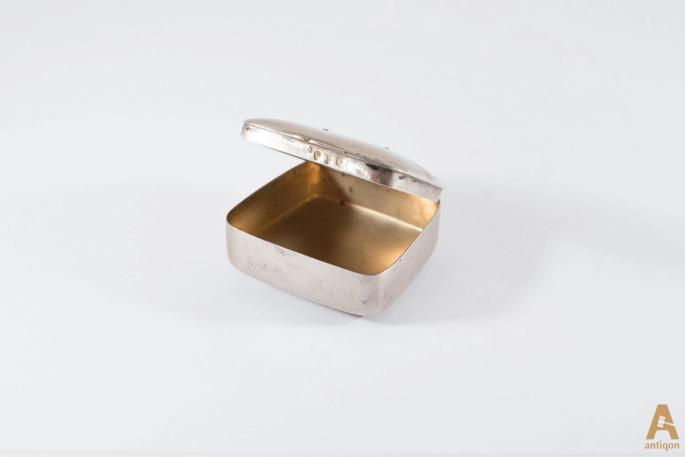 Silver snuff box