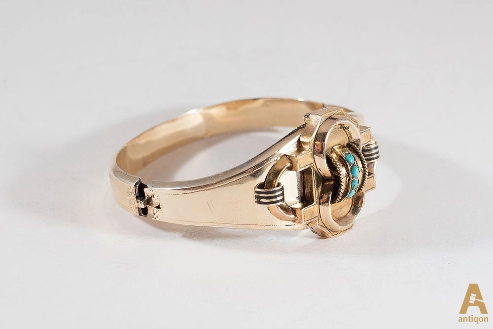 Gold bracelet with turquoise