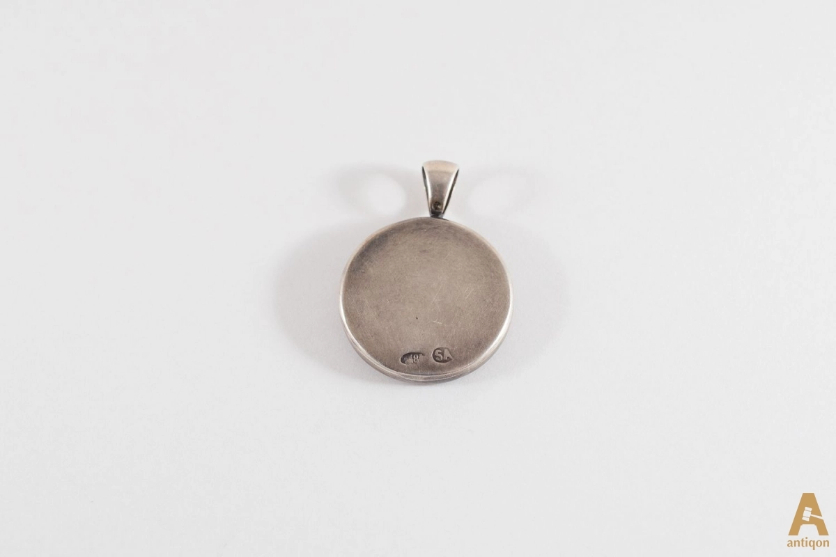 Underwear medallion
