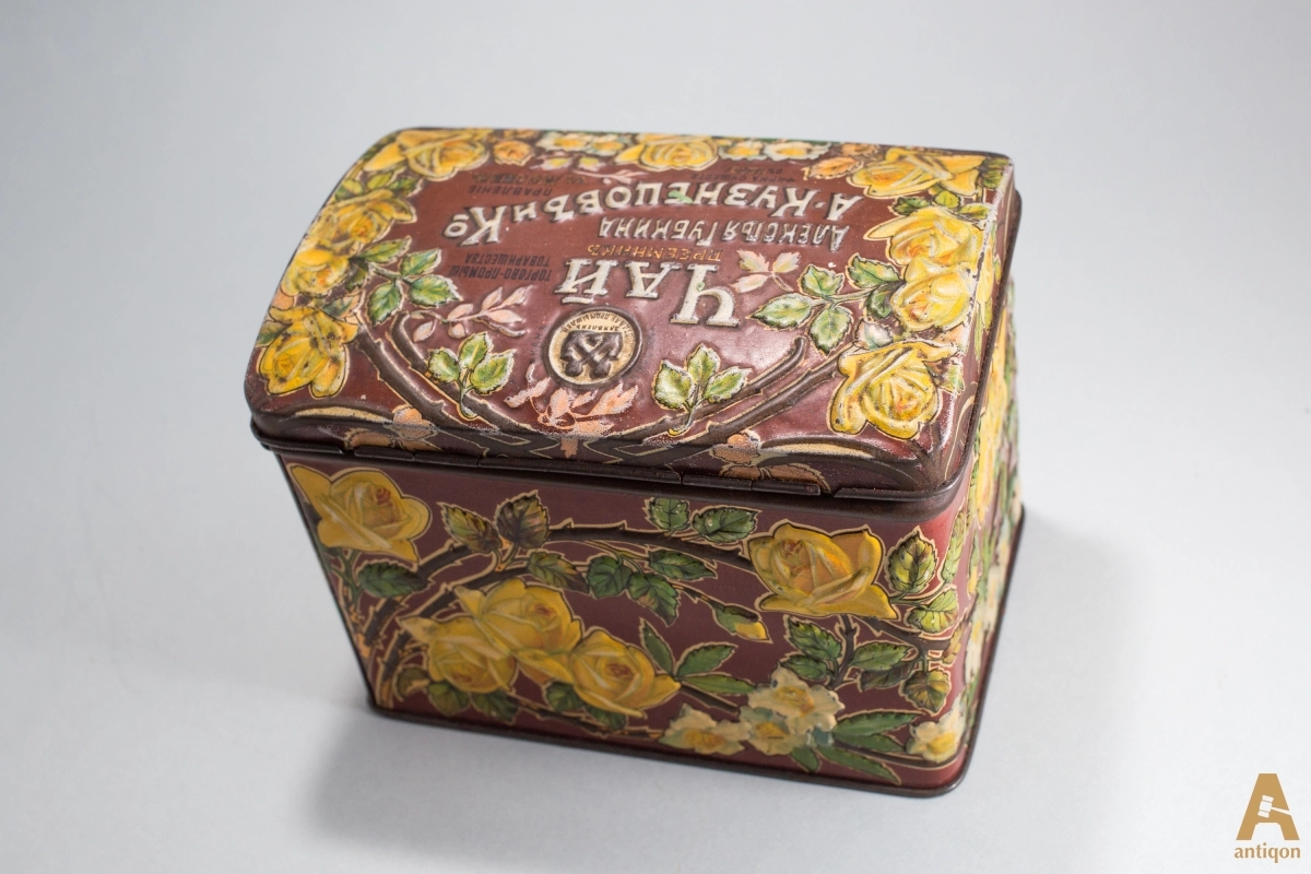 Box for tea with a key