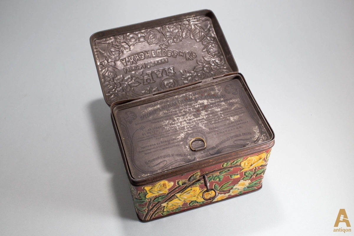 Box for tea with a key