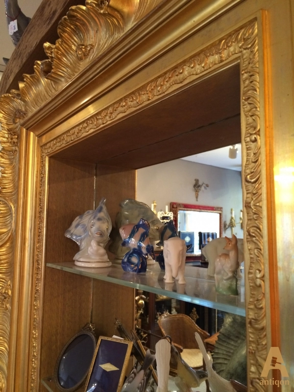 Wall showcase with a mirror