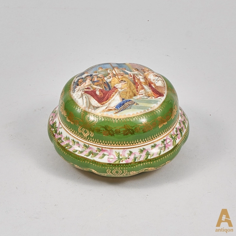 Porcelain little box 