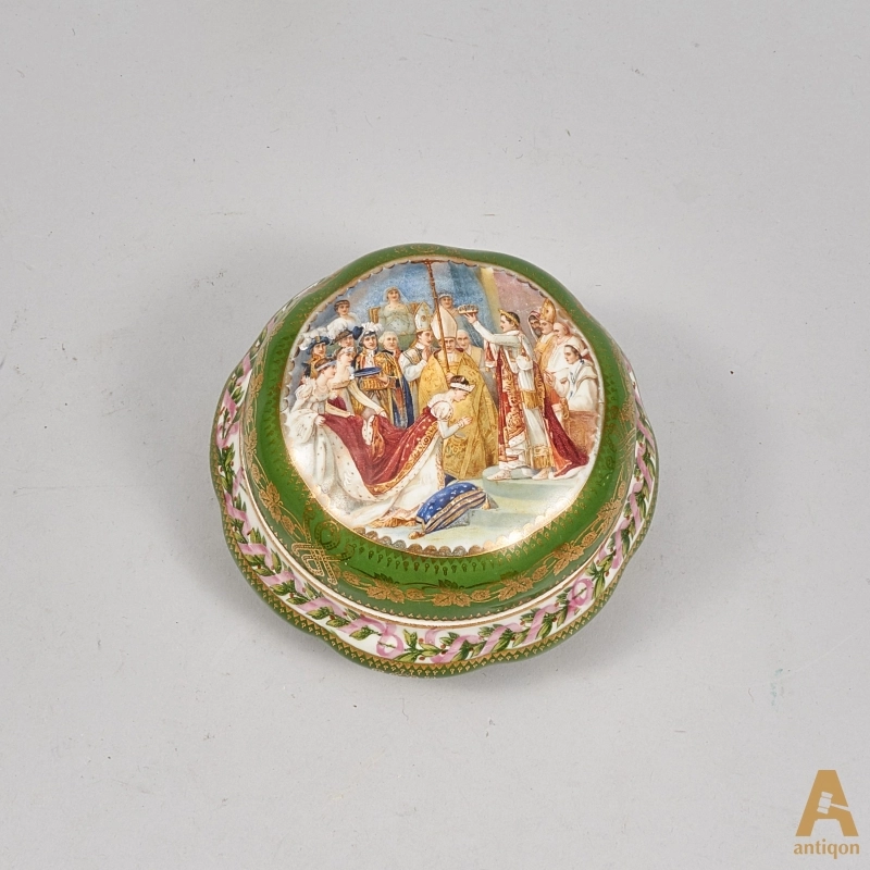 Porcelain little box 