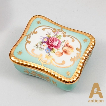 Porcelain box 