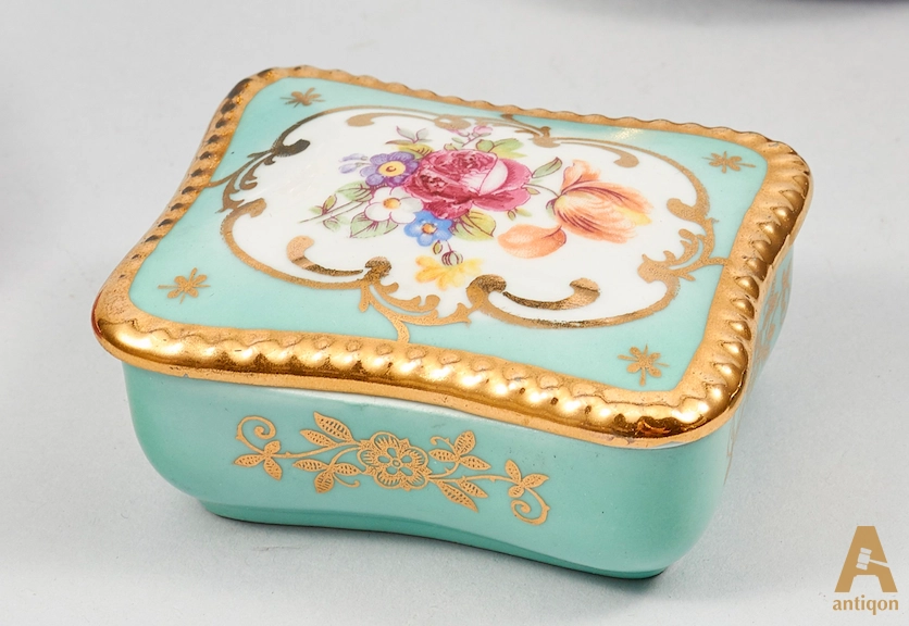 Porcelain box 