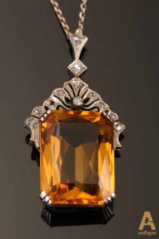 Pendant with chain 