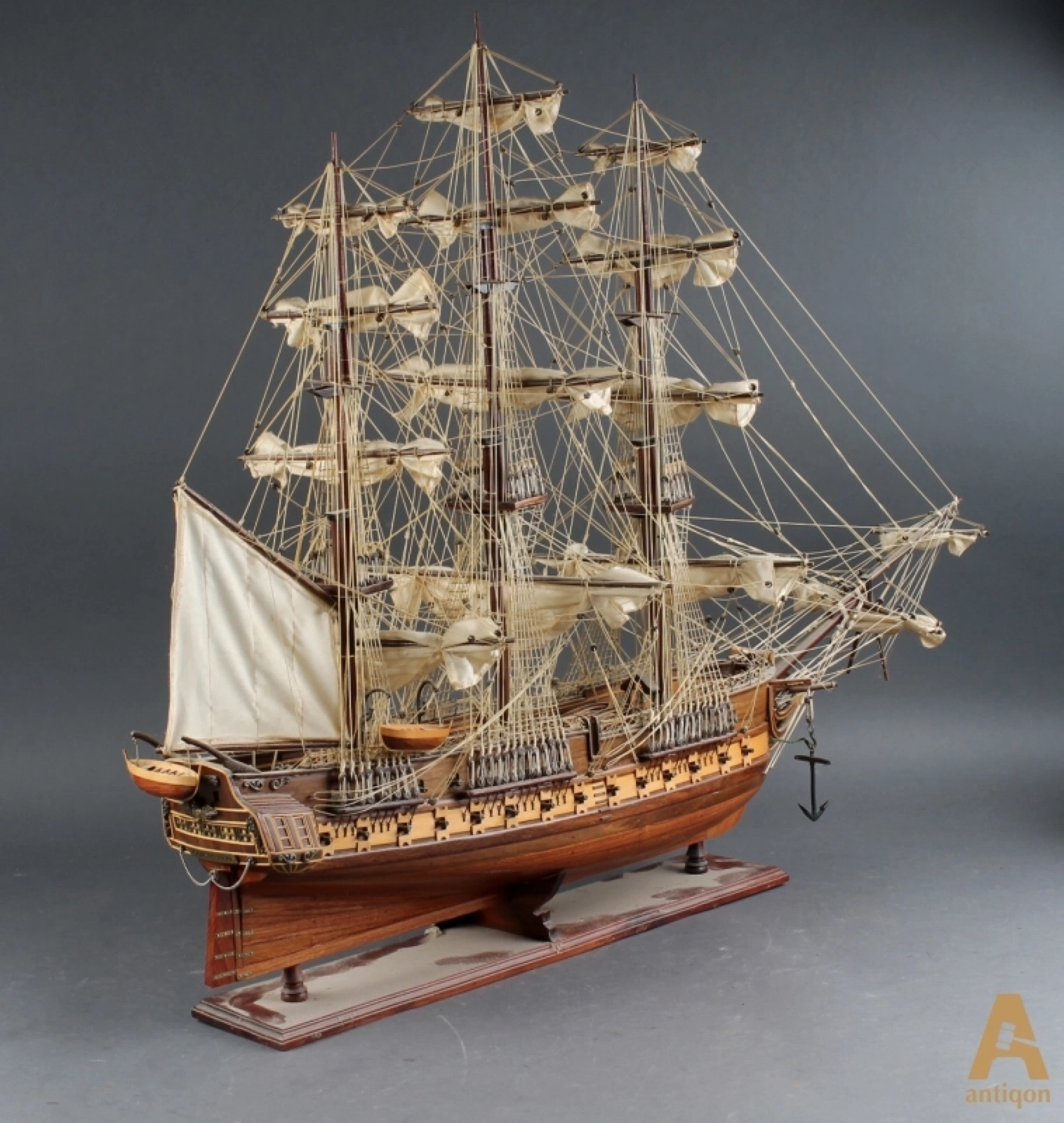 Maquette du bateau Constitution de 1797 en bois precieux.