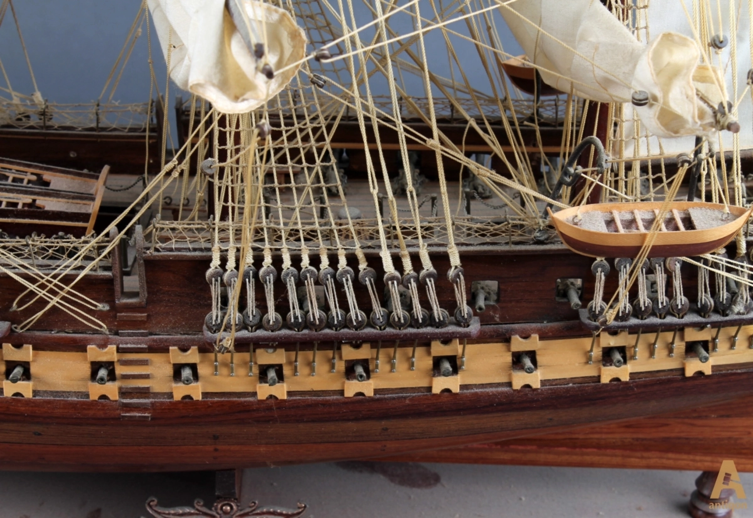 Maquette du bateau Constitution de 1797 en bois precieux.
