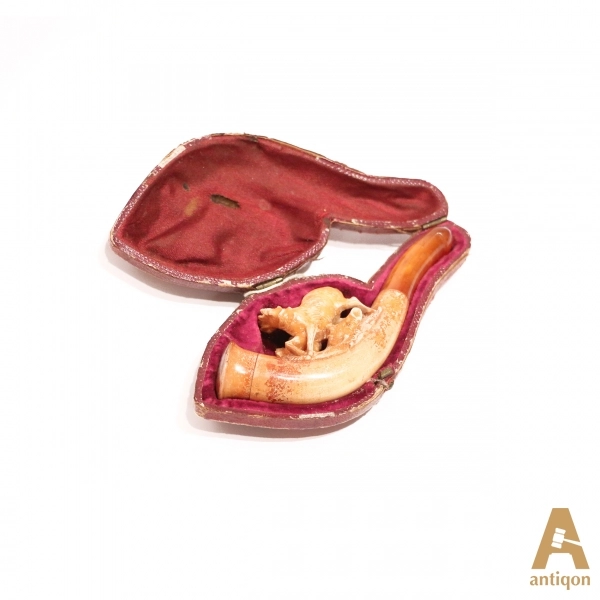 The mouthpiece in a leather case