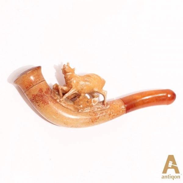 The mouthpiece in a leather case