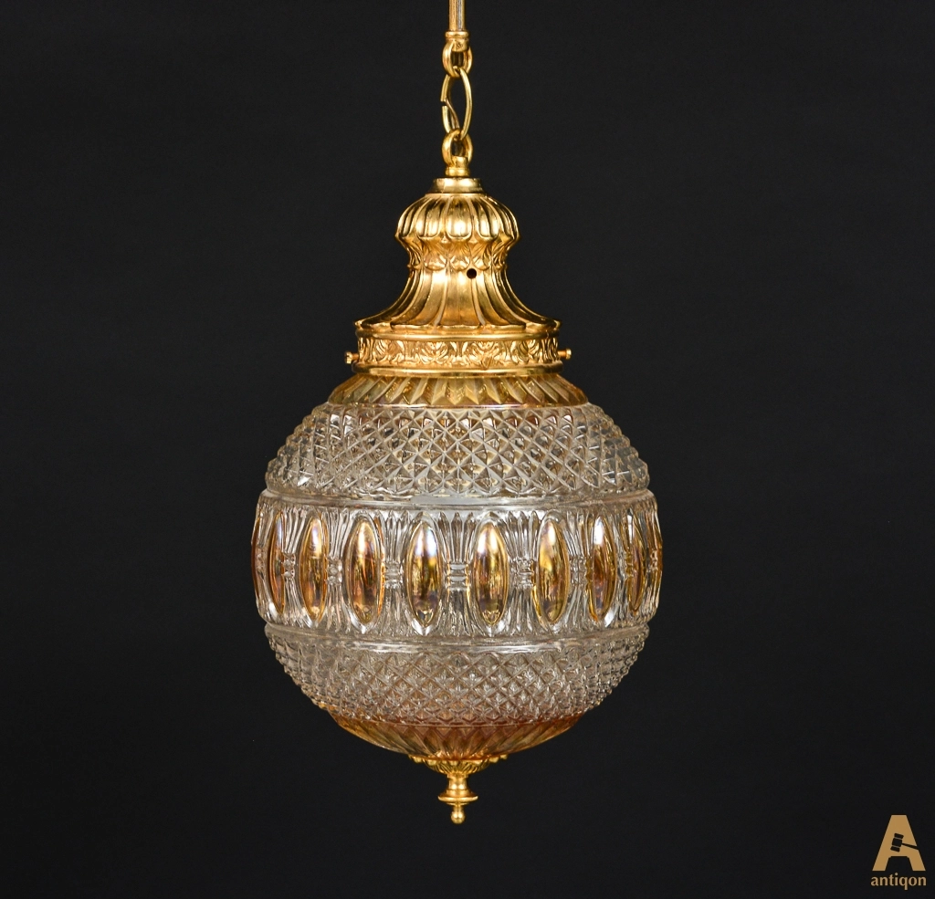 Ceiling chandelier in the form of a ball. 