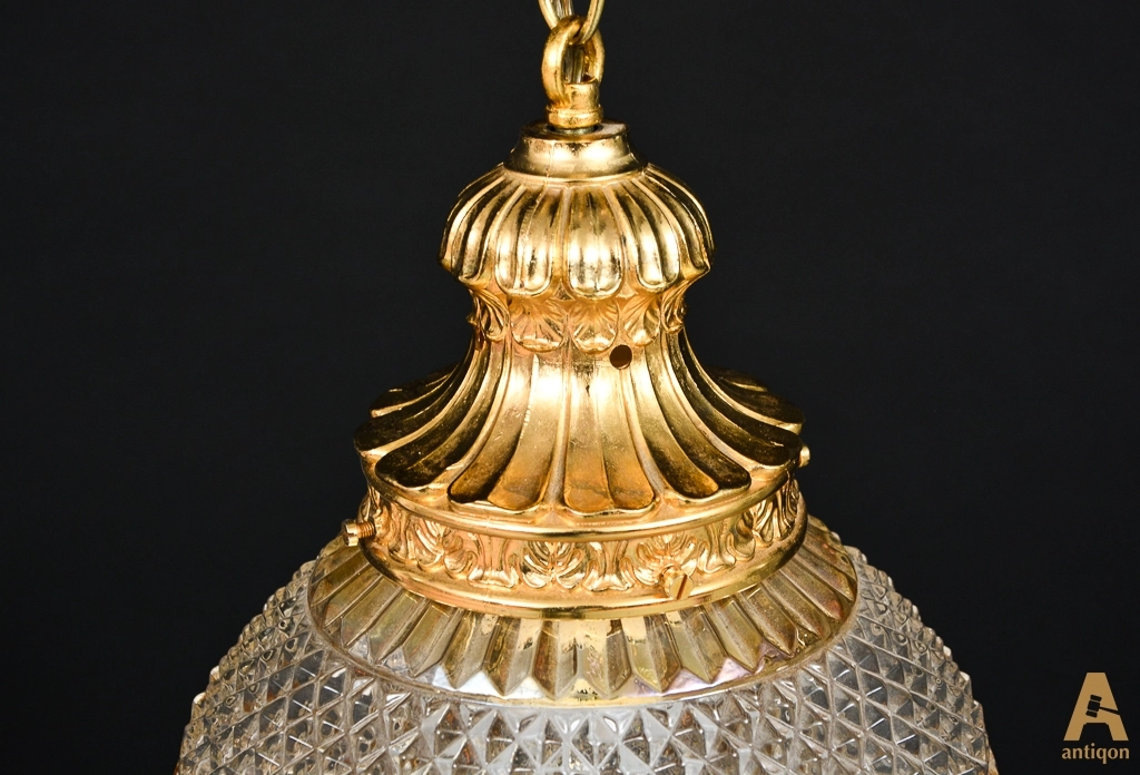 Ceiling chandelier in the form of a ball. 