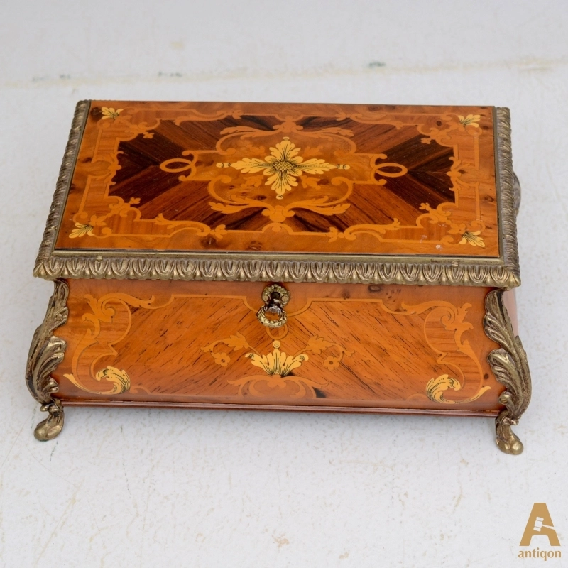 Musical jewelry box
