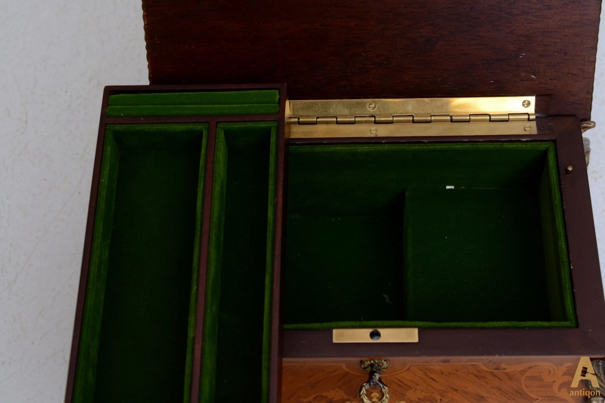 Musical jewelry box