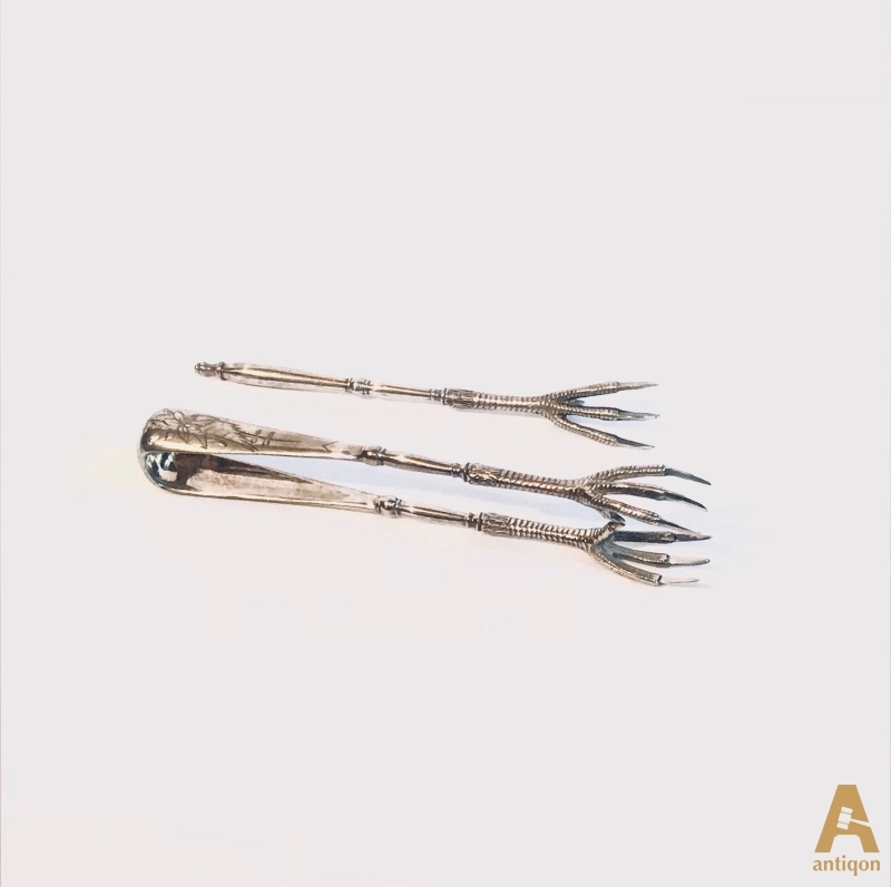 Ensemble de pinces à sucre en argent et une fourchette à citron. Russi