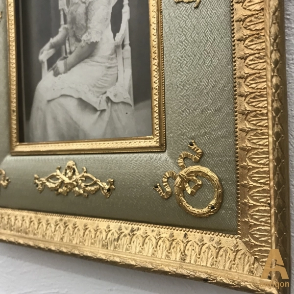 Photo frame in the Empire style