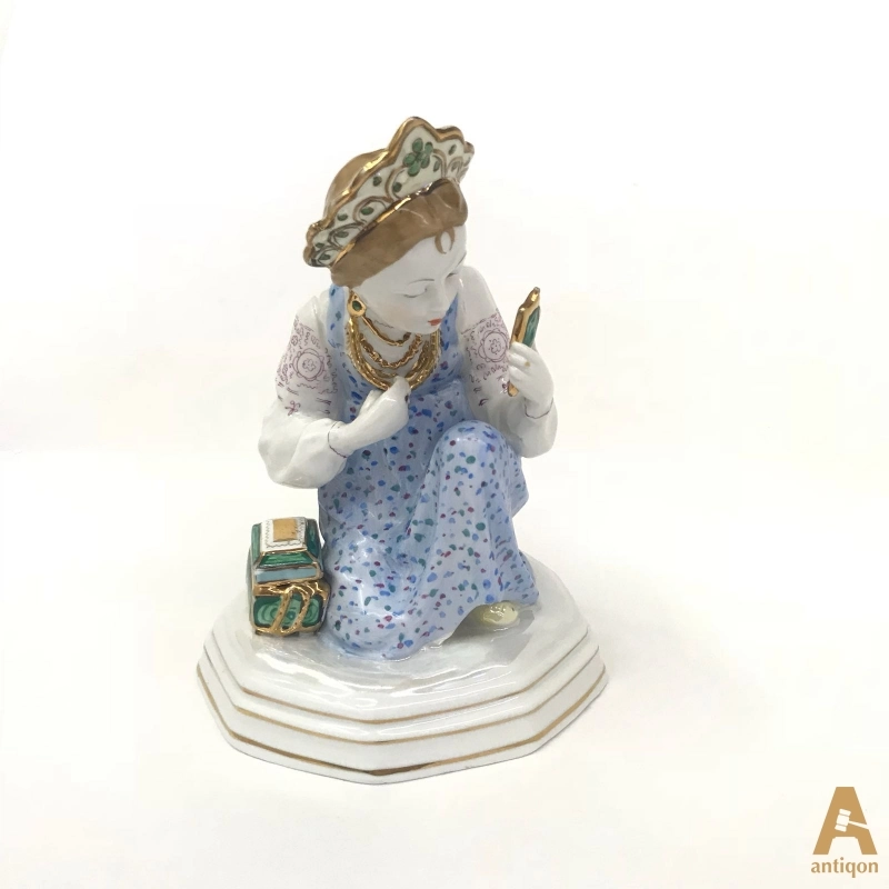 Porcelain sculpture 