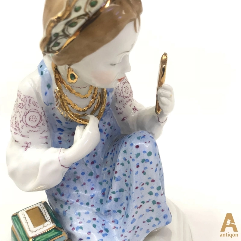 Porcelain sculpture 