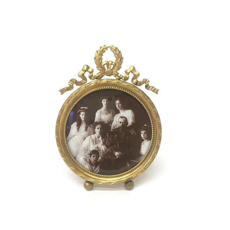 Round gilded photo frame