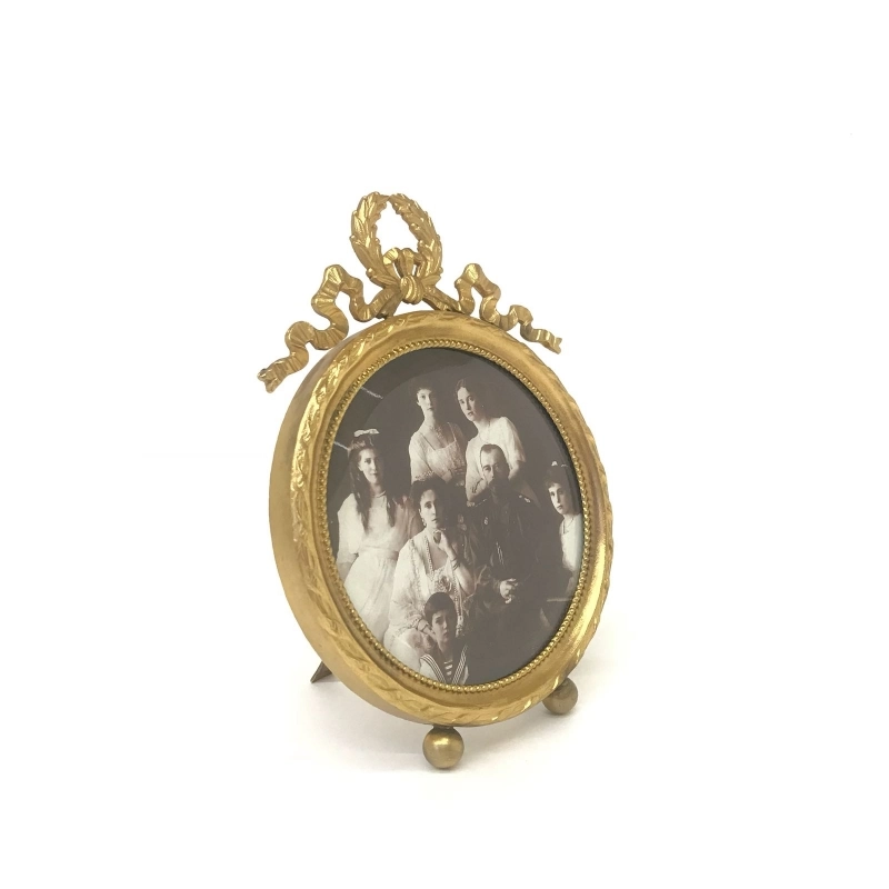 Round gilded photo frame