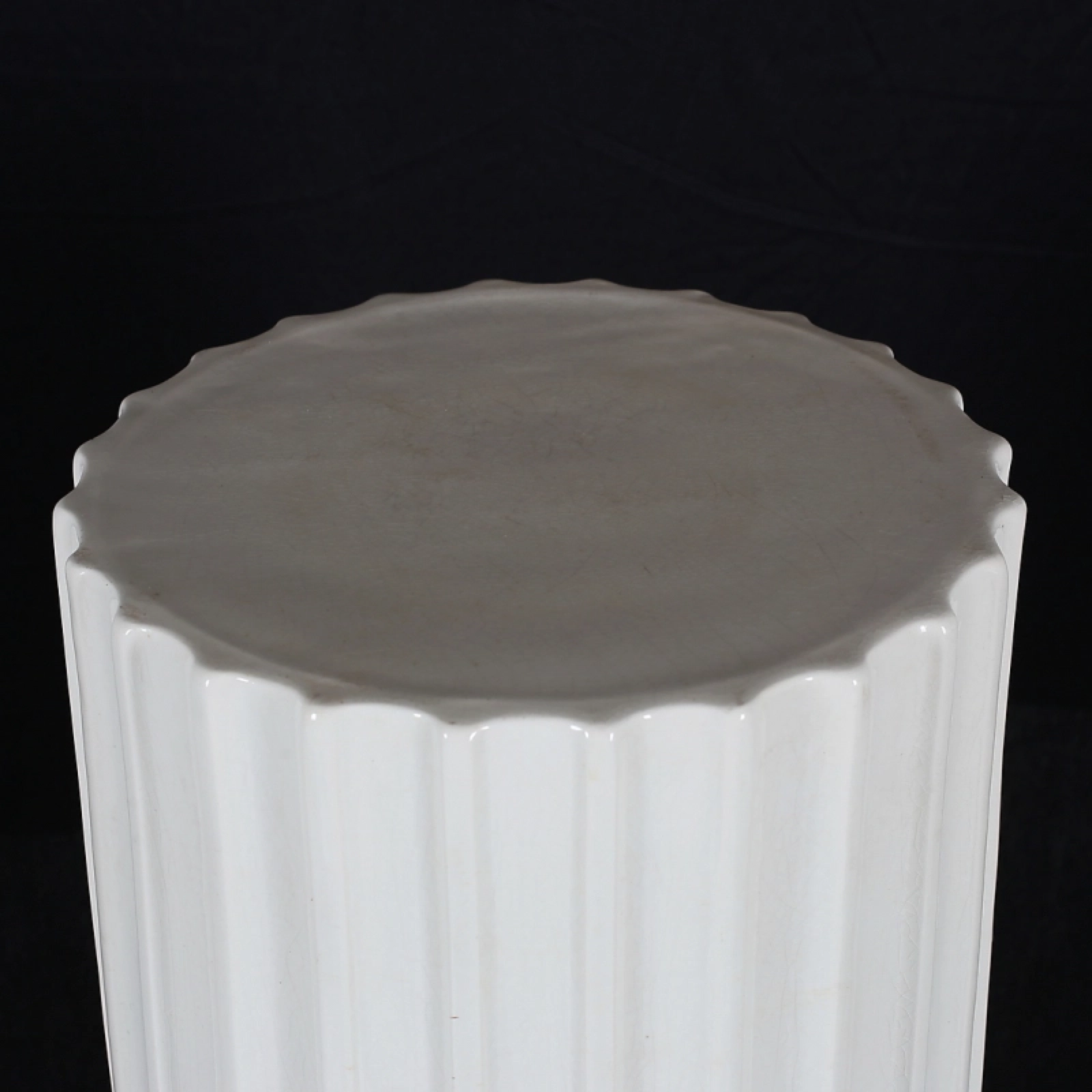 PORCELAIN PEDESTAL COLUMN. GUSTAVSBERG. SWEDEN, LATE 19TH TO EARLY 20TH CENTURY