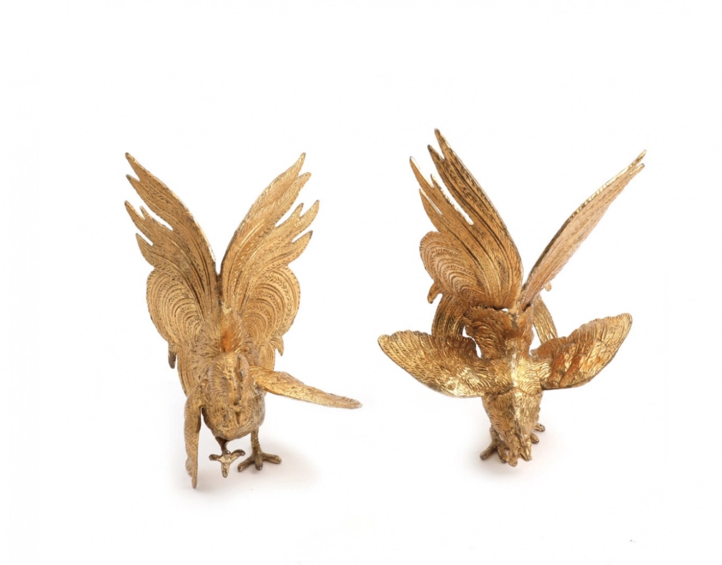 Une paire de figurines dorees expressives Coqs de combat