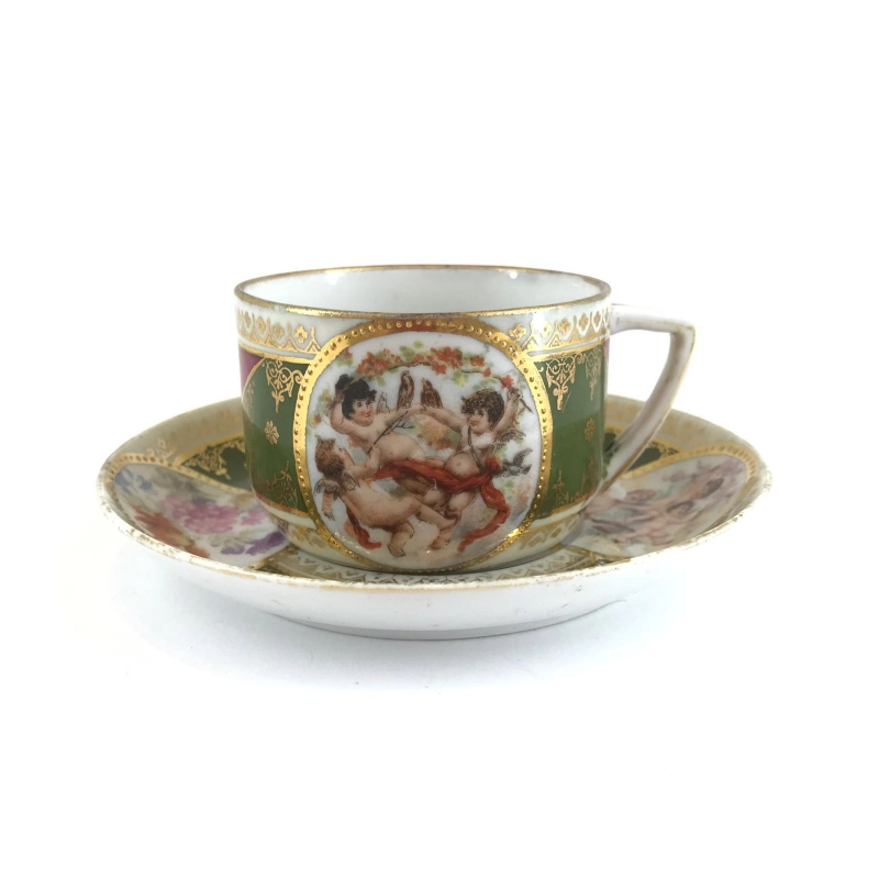 Petite tasse et soucoupe. Russie. Lusine de Kuznetsov à Moscou. Le tournant des XIXe et XXe siècles. 