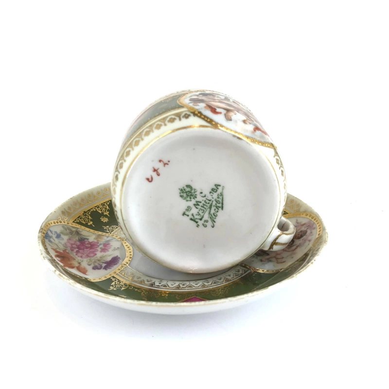 Petite tasse et soucoupe. Russie. Lusine de Kuznetsov à Moscou. Le tournant des XIXe et XXe siècles. 