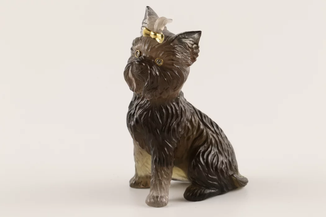 Figurine taillée dans la pierre d&39;un Yorkshire Terrier. milieu du 20e siècle 