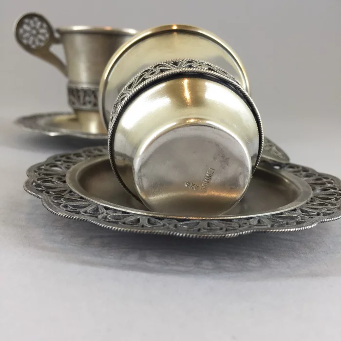 Une paire de bols à café et soucoupes. URSS 20e siècle. 