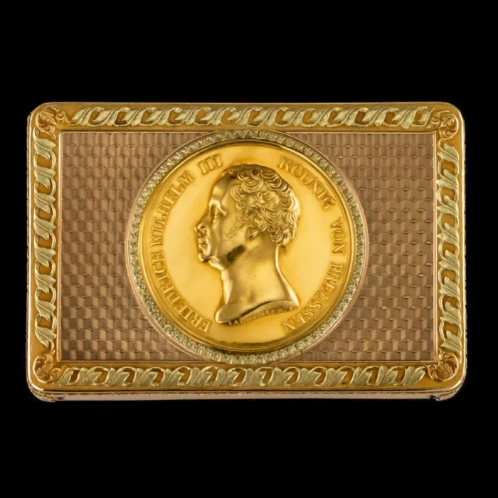 German three-colour 18k gold presentation snuff box