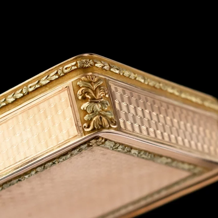 German three-colour 18k gold presentation snuff box