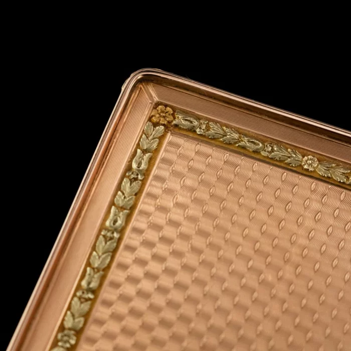 German three-colour 18k gold presentation snuff box