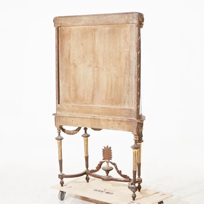 Vitrine en bois dore de style Louis XVI. 