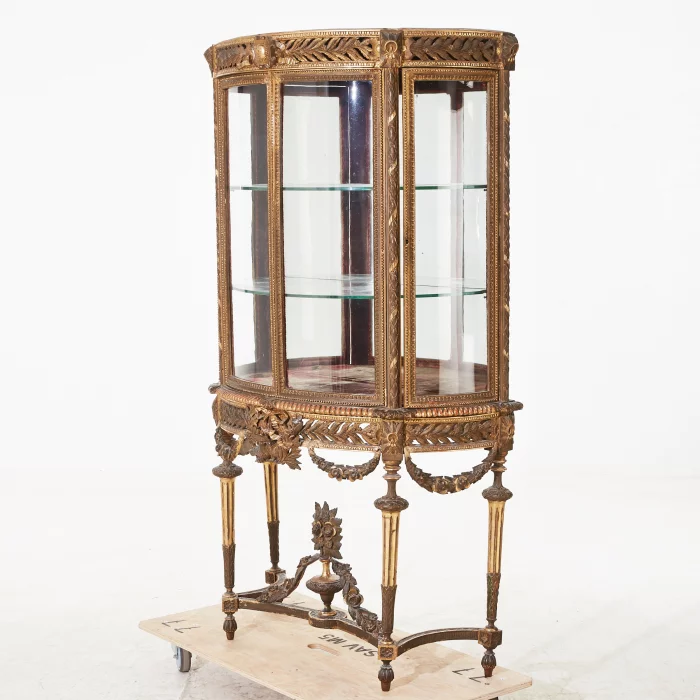 Vitrine en bois dore de style Louis XVI. 
