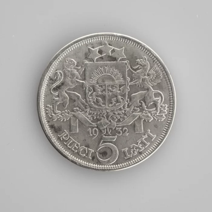  Серебряная монета 5 лат. 1932 года.