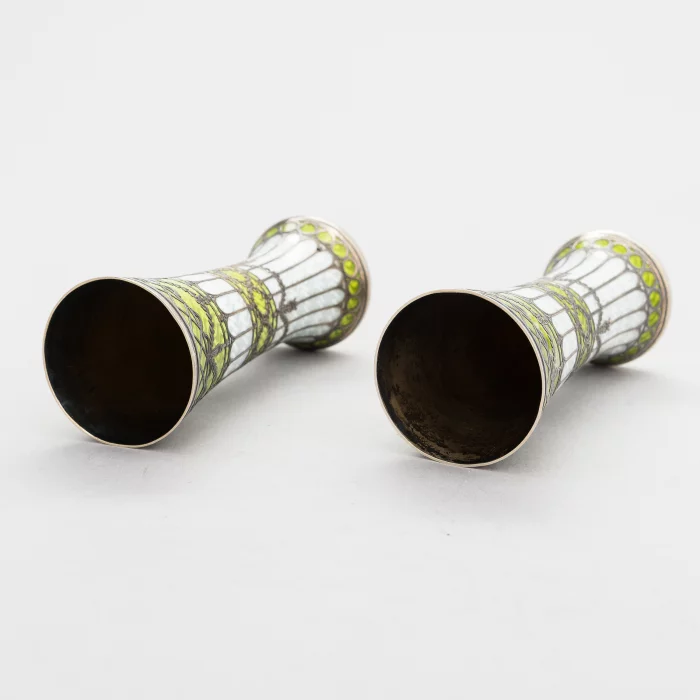Paire de vases-boutons en argent dore et email guilloche, debut XXe siècle. 