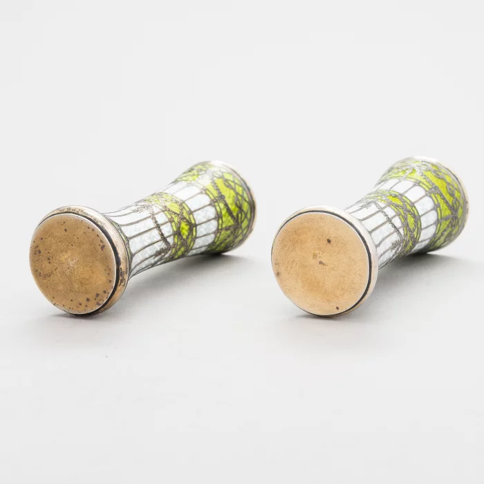Paire de vases-boutons en argent dore et email guilloche, debut XXe siècle. 