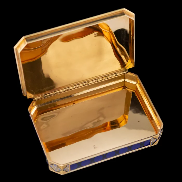 Remond, Lamy & Cie. Gold snuffbox with enamel of the early 19th century. 