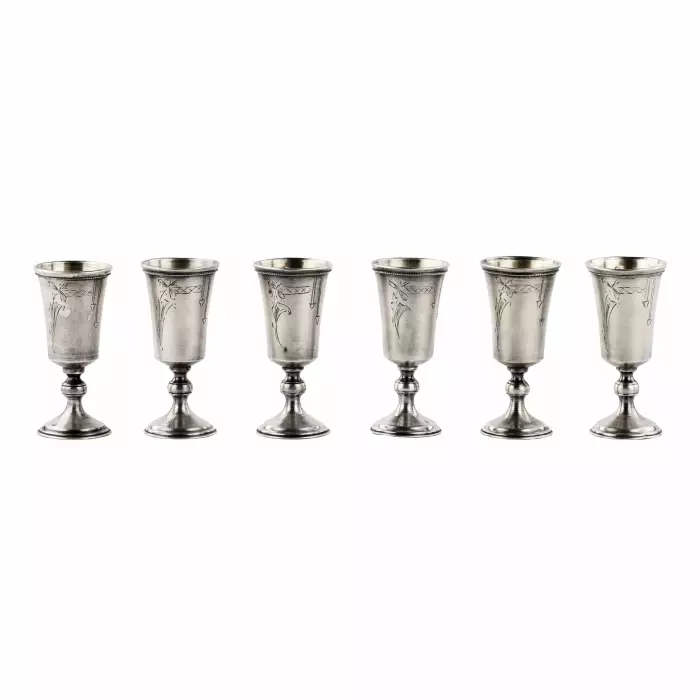 Six verres lettons en argent avec pieds, dans leur propre boîte. 1920-30 