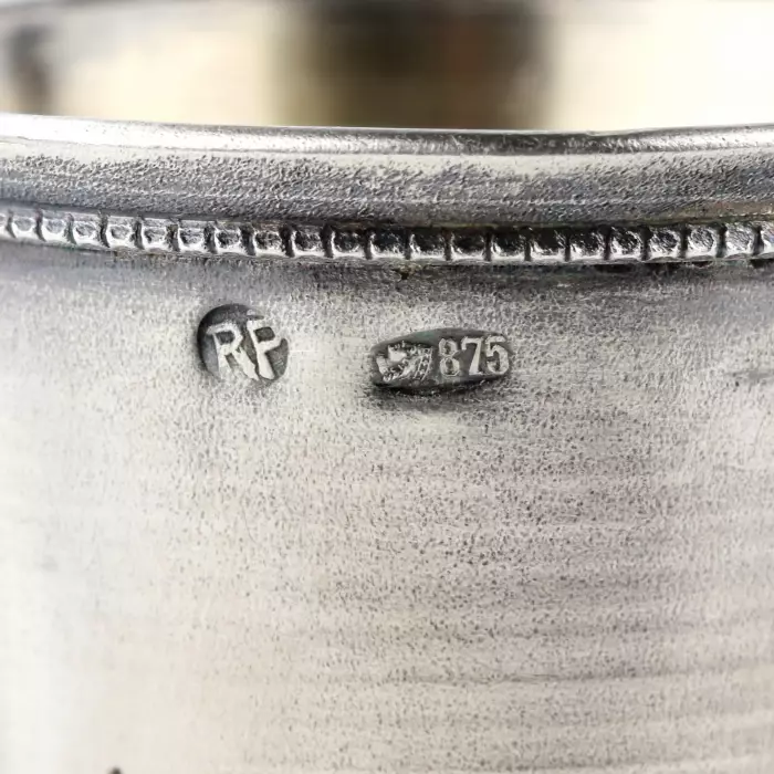 Six verres lettons en argent avec pieds, dans leur propre boîte. 1920-30 