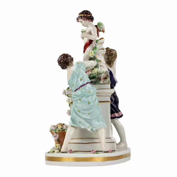 Groupe en porcelaine Jeunes avec Cupidon. 