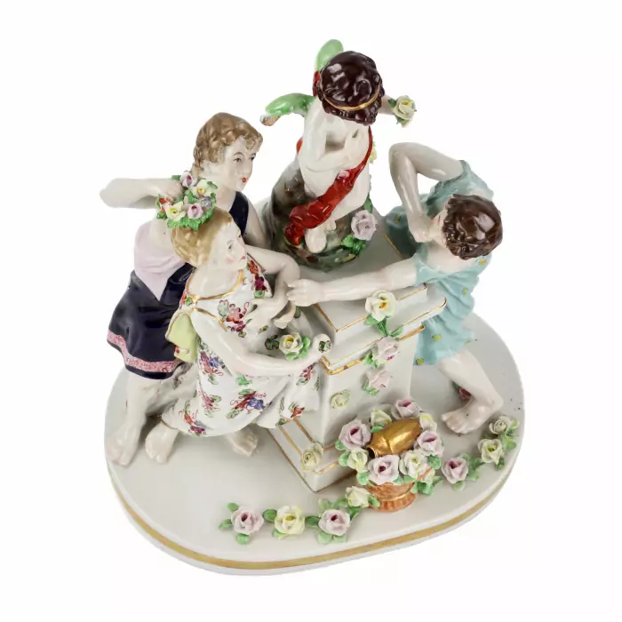 Groupe en porcelaine Jeunes avec Cupidon. 