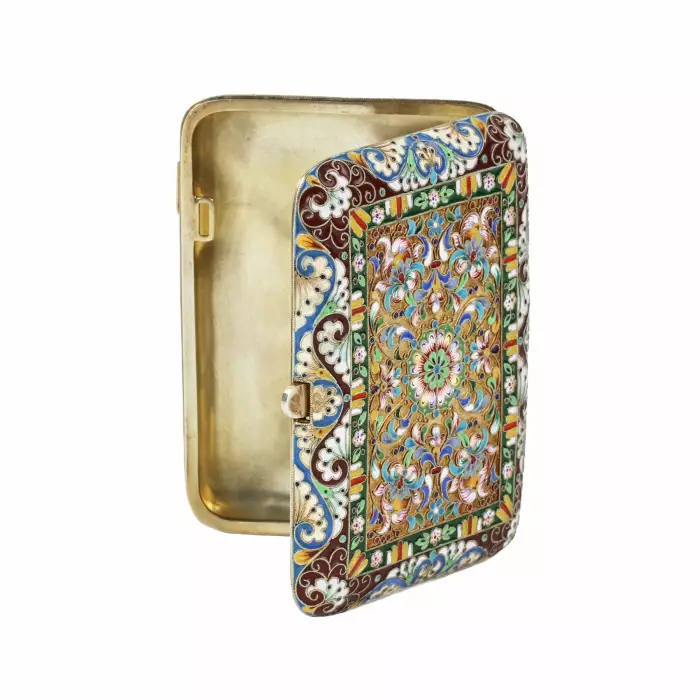 Etui à cigarettes en argent avec dorure et email cloisonne. 