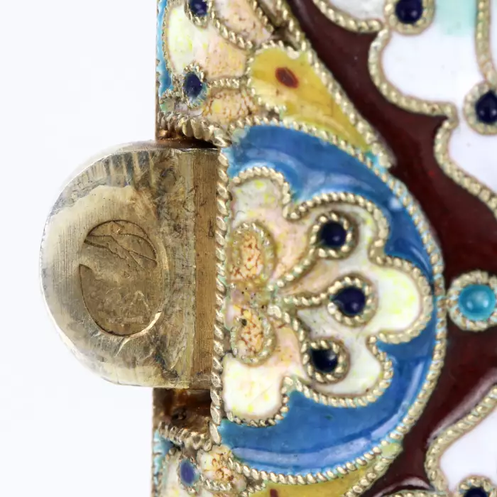 Etui à cigarettes en argent avec dorure et email cloisonne. 