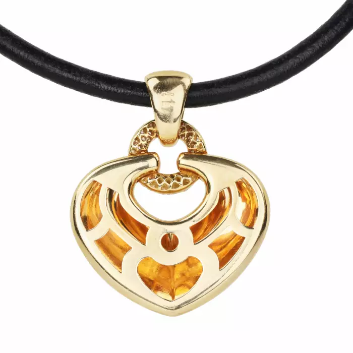 Pendentif Bulgari en or avec diamants, en forme de cœur sur un bracelet en caoutchouc. 