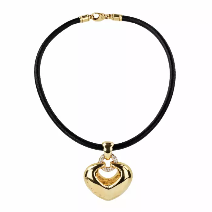 Pendentif Bulgari en or avec diamants, en forme de cœur sur un bracelet en caoutchouc. 