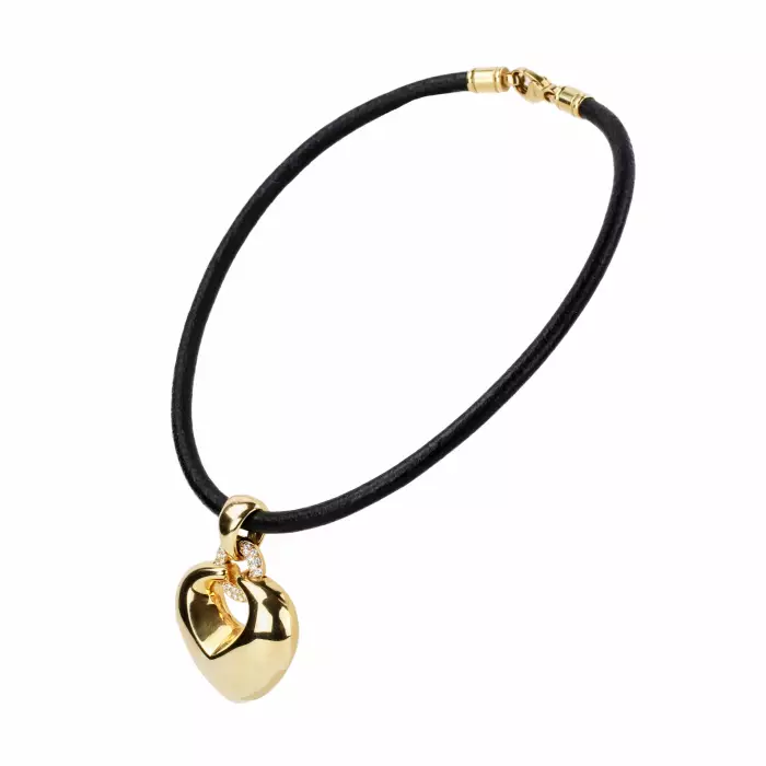 Pendentif Bulgari en or avec diamants, en forme de cœur sur un bracelet en caoutchouc. 