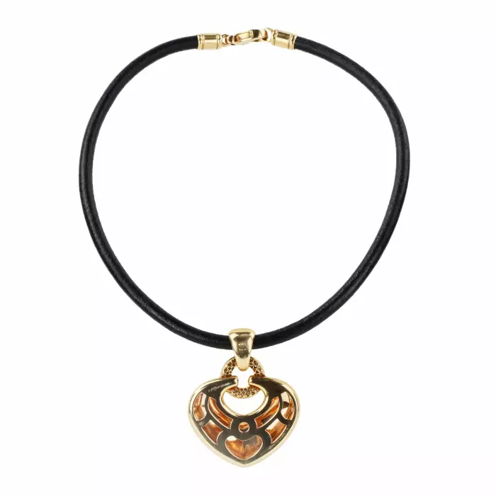 Pendentif Bulgari en or avec diamants, en forme de cœur sur un bracelet en caoutchouc. 